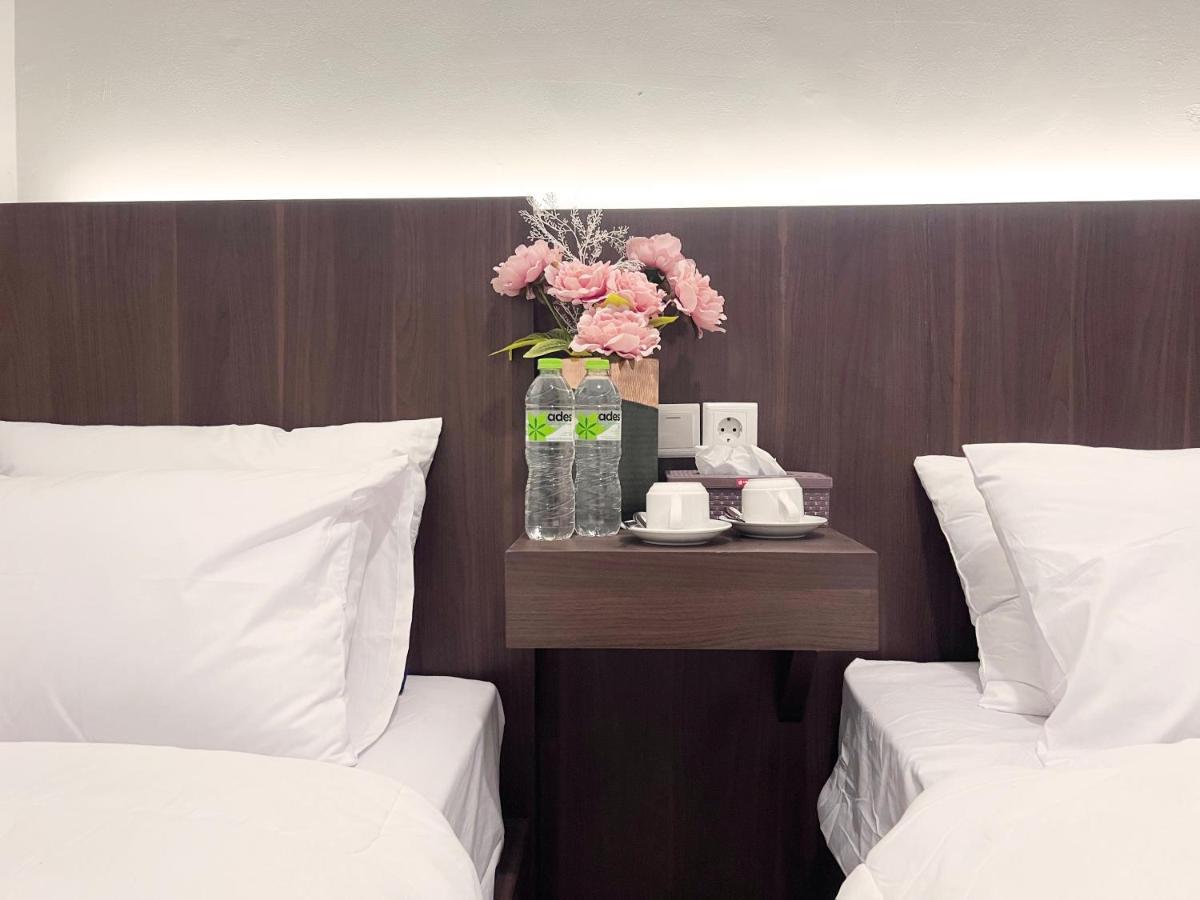 Sleep Studio Hotel City Center Surabaya Exteriör bild